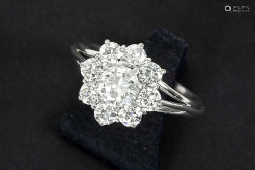 Ring in witgoud (18 karaat) met een bloemvormig entouragemodel met centraal een witte [...]