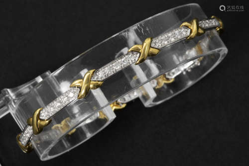 Fijn bracelet met kruisvormige schakels in roosgoud (18 karaat) en met balkvormige [...]