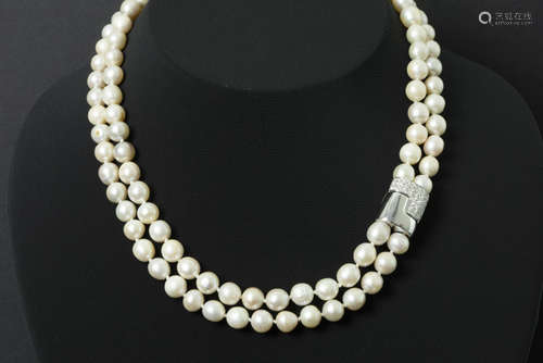 Collier met twee rangen op de witte kl en de grootte gezochte parels met een mooi [...]