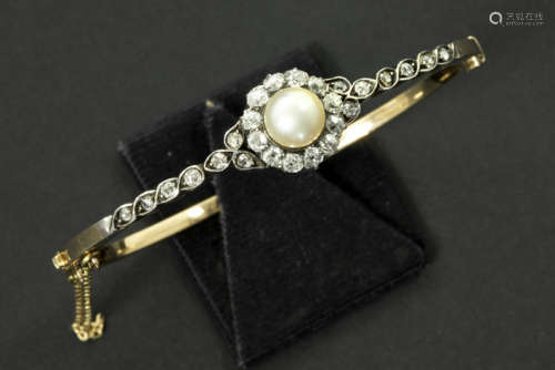 Antiek bracelet met een esclavemodel in geelgoud (18 karaat) met een sierstuk met [...]