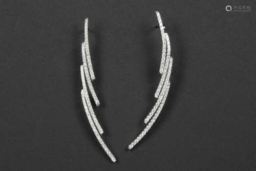 Paar moderne oorbellen met een rank model met gegalbeerde banden in witgoud (18 [...]