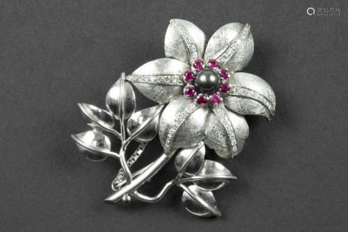 Broche in de vorm van een bloementak in platina bezet met een Tahiti-parel met [...]