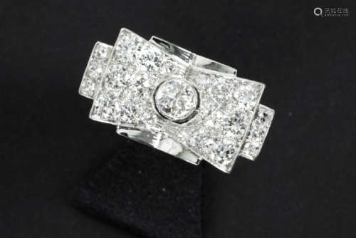 Late Art Deco-ring in platina met een typisch sierstuk van omstreeks 1940 en bezet [...]
