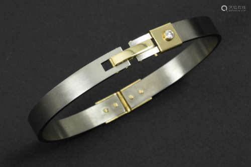 Nineties' bracelet met esclavemodel in titanium en geelgoud (18 karaat) en bezet met [...]