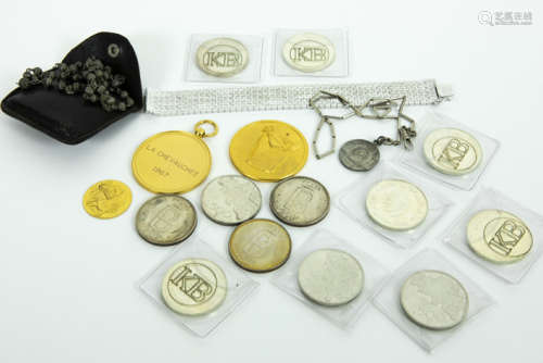 Lot met Belgische munten van 250 en 500 frank, medaillons ivm de paardensport, een [...]