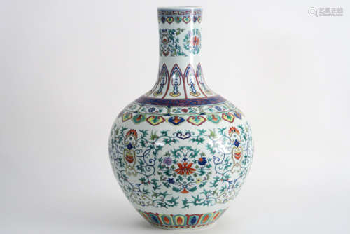 Grote Chinese vaas in gemerkt porselein met ee polychroom decor - hoogte : 58 cm [...]