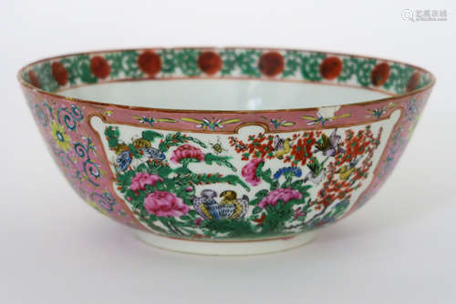 Negentiende eeuwse Chinese bowl in porselein met een rijk Cantonees decor - [...]