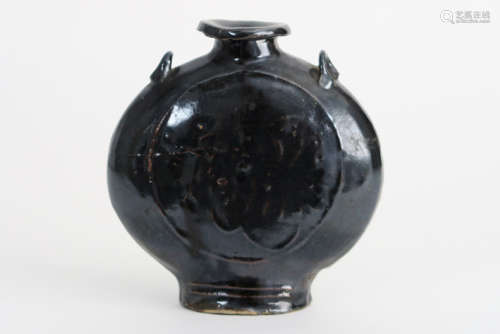 CHINA - SONG-DYNASTIE (960 - 1279) flesvormig recipiënt in aardewerk met onder het [...]