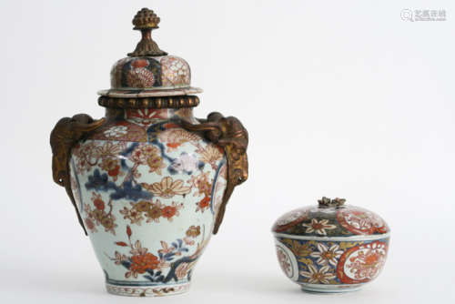 Lot (2) achttiende eeuws Japanse porselein met Arita-decor : een gedekselde bowl [...]