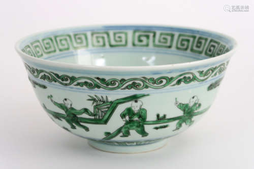 Chinese bowl in gemerkt porselein met een decor van musicerende en spelende 