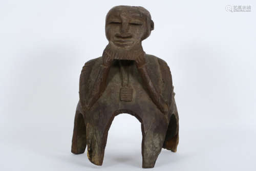 Afrikaanse sculptuur in zwaar hout met de voorstelling van een door handen [...]