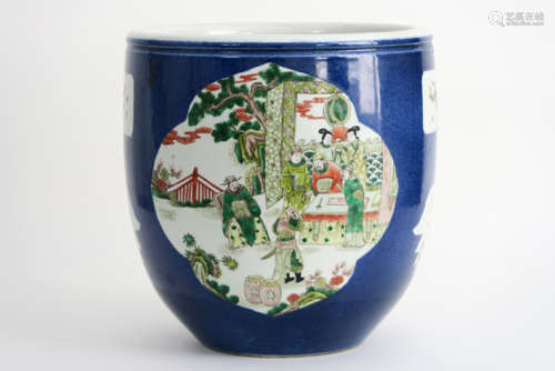 Chinese cachepot in porselein met poederblauw oppervlak en een Famille Verte-decor [...]