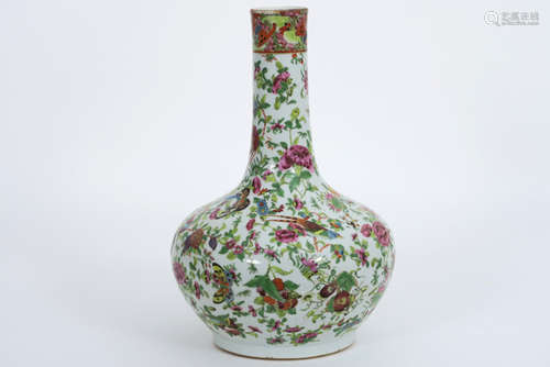 Antieke Chinese fles vaas in porselein met een Cantonees decor met vlinders - [...]