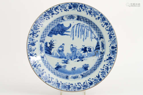 Achttiende eeuwse Chinese schaal in porselein met een blauwwit decor met personages [...]