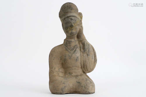 CHINA - Han - dynastie (206BC - 220) grafvondst in aardewerk met een aparte [...]