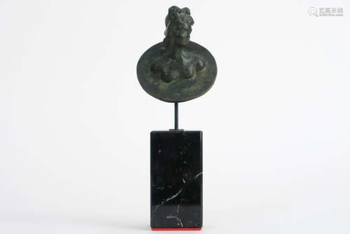 OUD-ROMEINSE RIJK - 1°/2° EEUW sculptuur met een schijfvorm waaruit een buste [...]