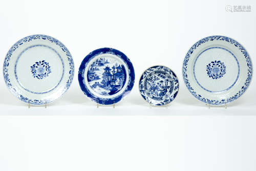 Lot (4) achttiende eeuws Chinees porselein met een blauwwit decor - diameters van [...]