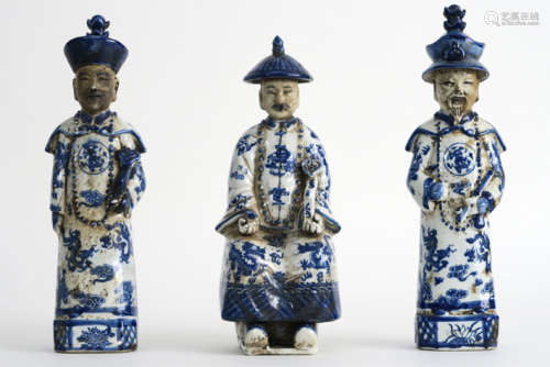 Set van drie Chinese sculpturen in gemerkt porselein met een blauwwit decor : twee [...]
