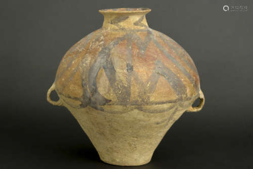 CHINA - NEOLITHICUM - 6000 tot 2000BC grafvondst : gerestaureerde urnvormige vaas [...]