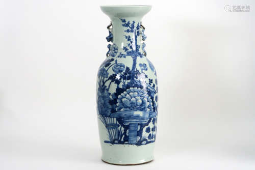 Chinese vaas in porselein met een blauwwit decor met planten en bloemen - hoogte : [...]