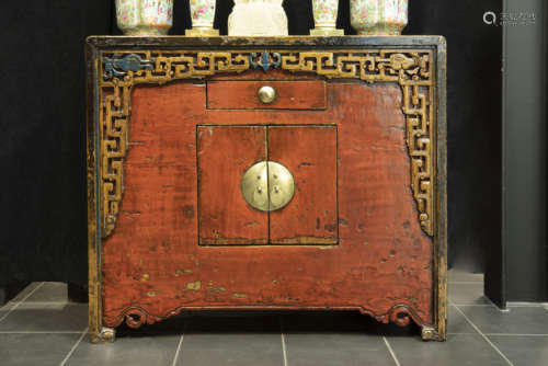 CHINA - QING-DYANSTIE (1644 - 1912) mooi antiek meubeltje met roodgelakt front [...]