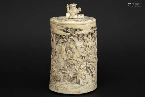 YOSHIYUKI antieke, gedekselde Japanse doos in ivoor met zeer gedetailleerd gesneden [...]