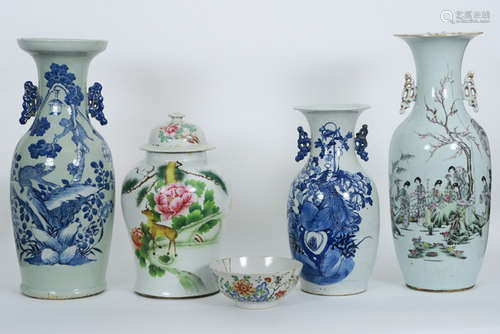 Lot (5) gerestaureerd of gebroken Chinees porselein - - 5 pieces of broken or [...]