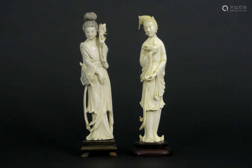 Lot van twee oude Chinese sculpturen in ivoor : - een 