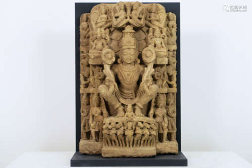 INDIA - 10°/11° EEUW superbe sculptuur in de goudgele steen van de [...]