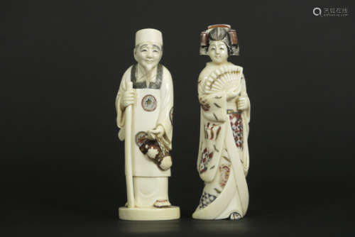 Paar oude Chinese sculpturen in ivoor met originele polychromie : 