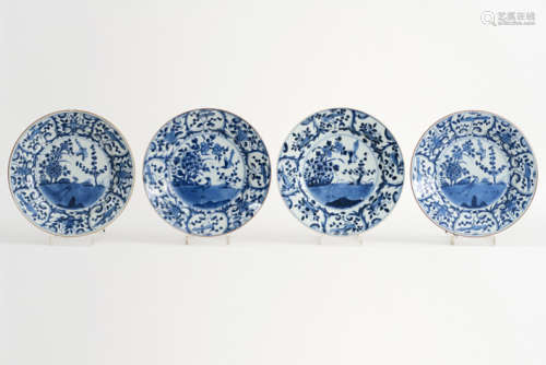 Set van vier vroeg-achttiende eeuwse Chinese borden in porselein met een blauwwit [...]