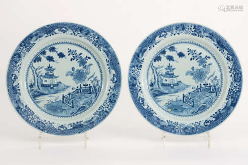 Paar achttiende eeuwse Chinese schalen in porselein met een blauwwit landschapsdecor [...]