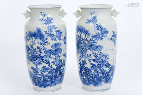 Paar antieke Japanse vazen met greepjes in gemerkt porselein met een blauwwit decor [...]