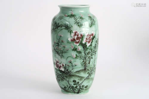 Chinese vaas in porselein met lichtgroene celadon en polychroom bloemendecor (deels [...]