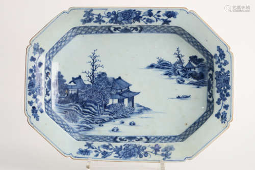 Achttiende eeuwse Chinese octogonale schaal in porselein met een blauwwit [...]
