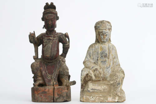 Twee antieke Chinese houtsculpturen met restanten van de originele polychromie : [...]