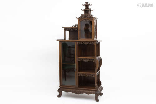 Antiek vrij apart Chinees meubel in een fijngesculpteerde exotische houtsoort met [...]