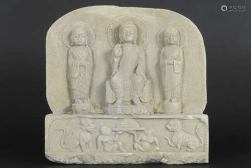Antieke Chinese sculptuur in steen met de voorstelling van 