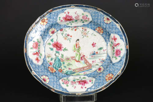 Ovale achttiende eeuwse Chinese schaal in porselein (achteraan gemerkt met een [...]
