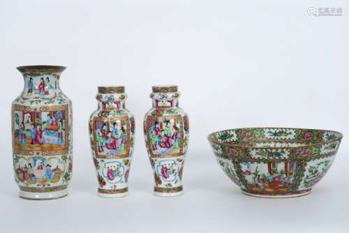Lot (4) antiek Chinees por met een Cantonees decor : een vaas, een grote bowl en een [...]