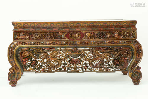 Sino-Tibetaanse altaartafel in rijk gesculpteerd en gepolychromeerd hout en met [...]