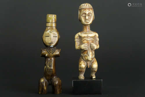 Lot van twee kleine Afrikaanse sculpturen in ivoor - hoogtes : 11 en 10,5 - ca [...]