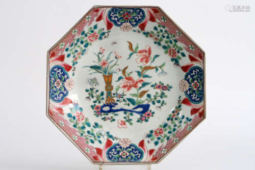 Achttiende eeuws octogonaal bord in porselein met fraai Famille Rose-decor met vaas [...]