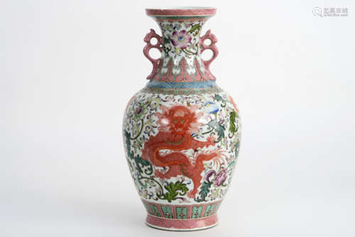 Chinese vaas met greepjes in gemerkt porselein met een polychroom decor met draken, [...]