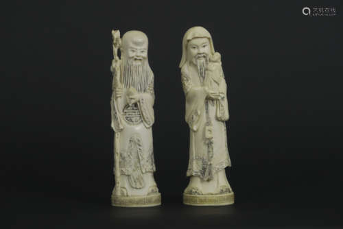 Paar oude Chinese sculpturen in ivoor : 