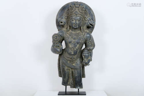 INDIA / KASHMIR - 11°/12° EEUW sculptuur in sylfiet (104 x 54 cm) met de zeldzame [...]