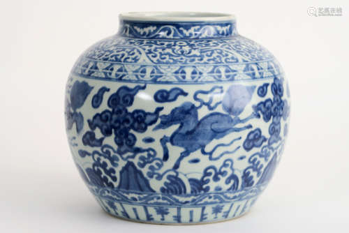 Bolvormige Chinese vaas in gemerkt porselein met een blauwwit decor met mythische [...]