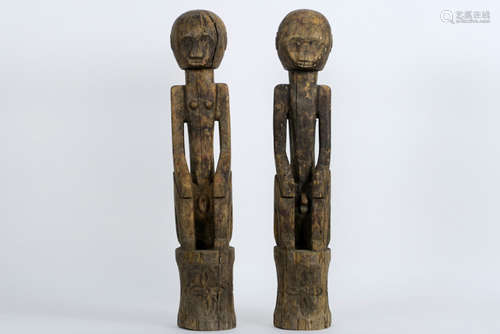 INDONESIË / TIMOR - vroeg 20° EEUW paar vooroudersculpturen in hout met de [...]