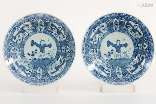 Paar antieke Chinese bordjes in porselein met een blauwwit decor met 