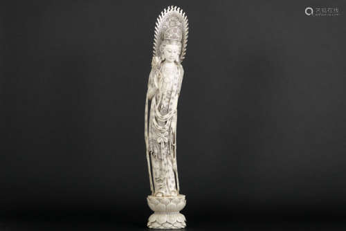 CHINA - ca 1920 mooie vrij grote en intacte sculptuur in ivoor met de voorstelling [...]